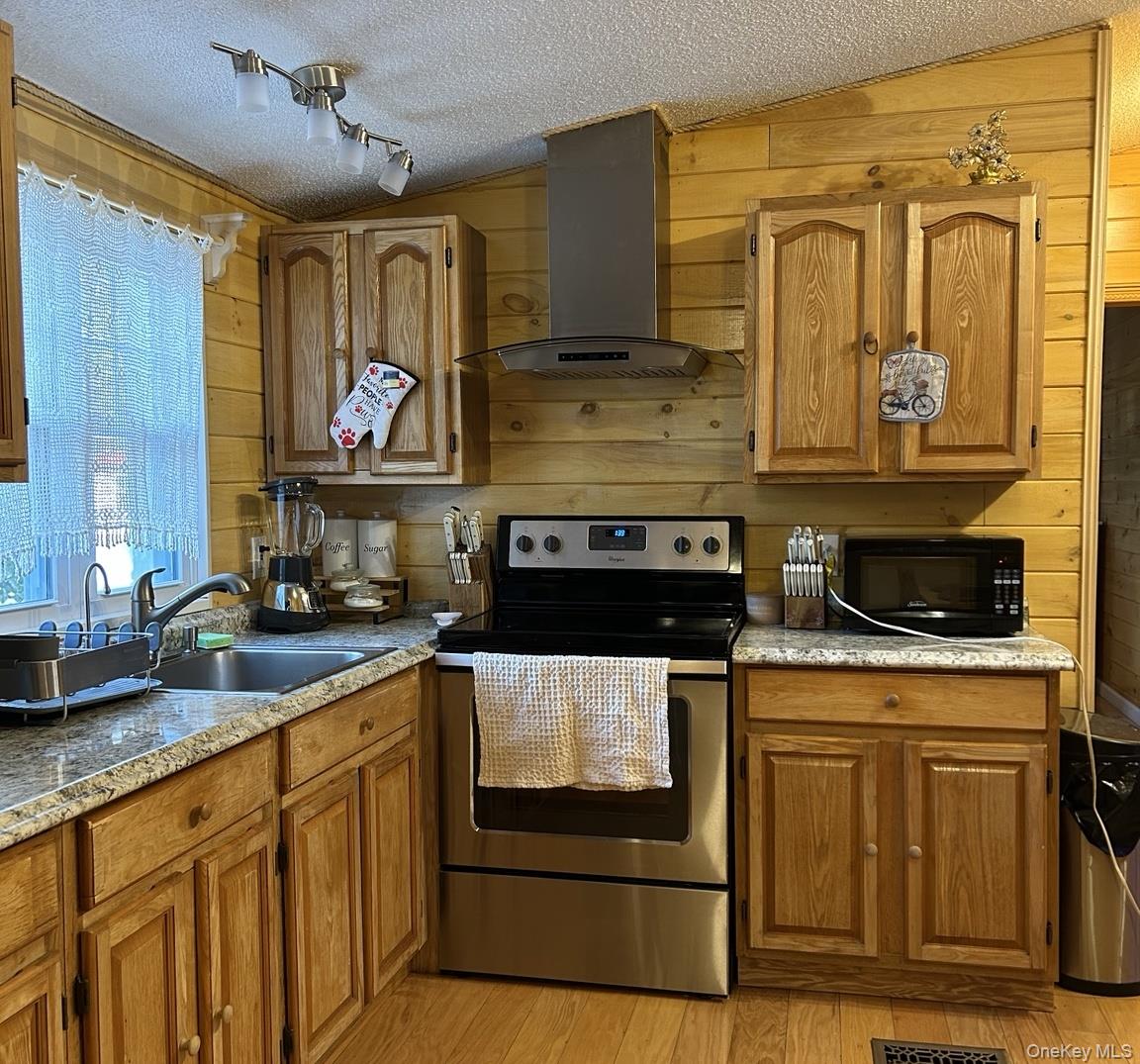 68 Oxford Circle Property Photo 3