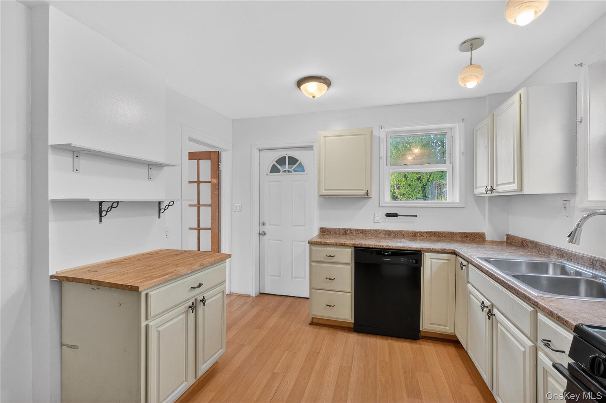 371-373 Verplanck Avenue Property Photo 16
