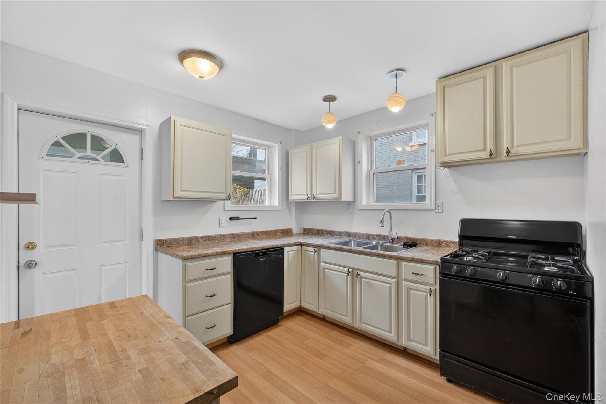 371-373 Verplanck Avenue Property Photo 17