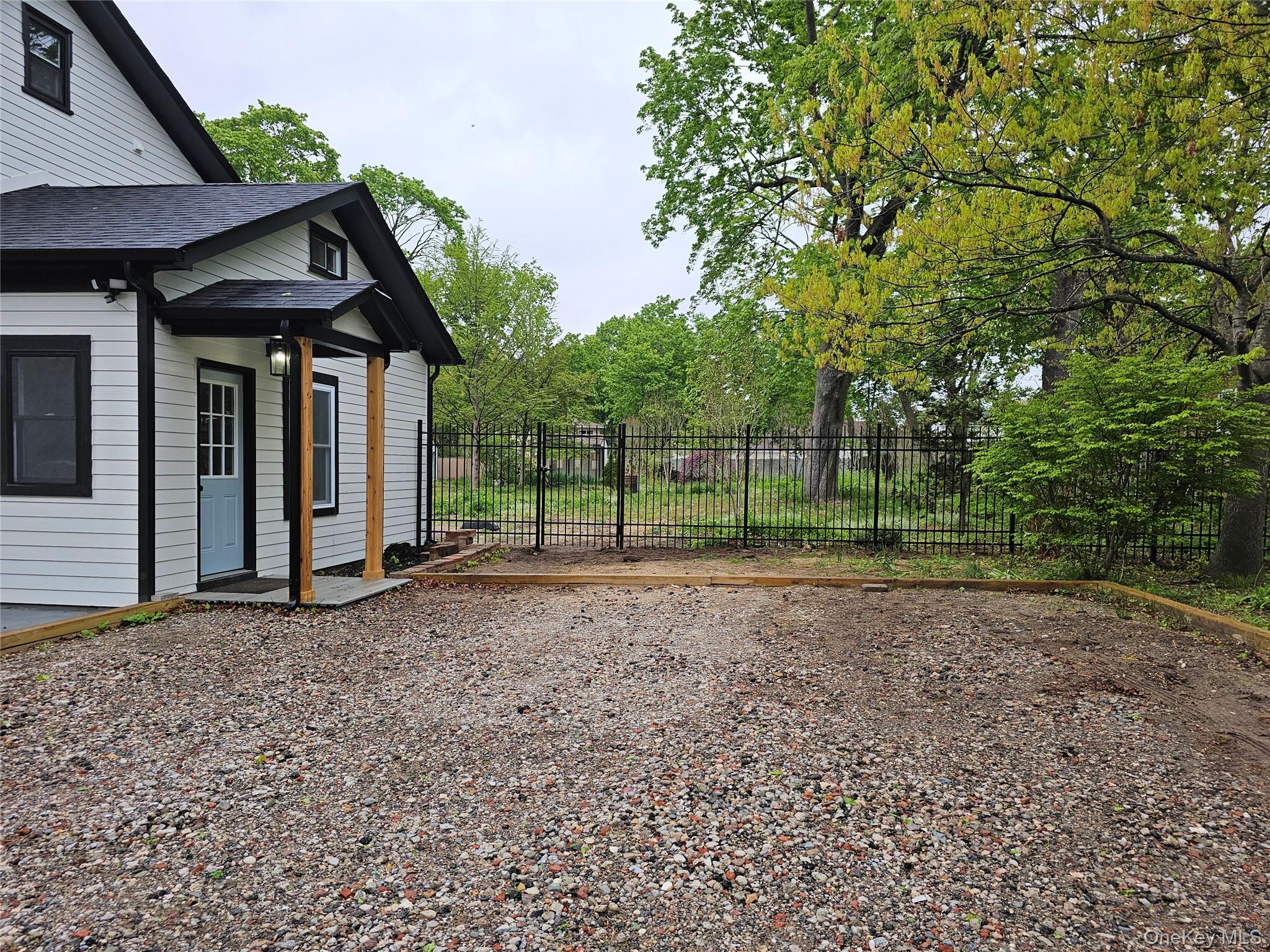 485 Long Island Avenue Property Photo 3