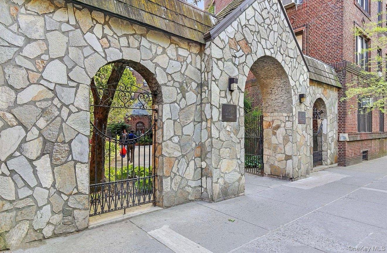 4220 Kissena Boulevard E18 Property Photo 2