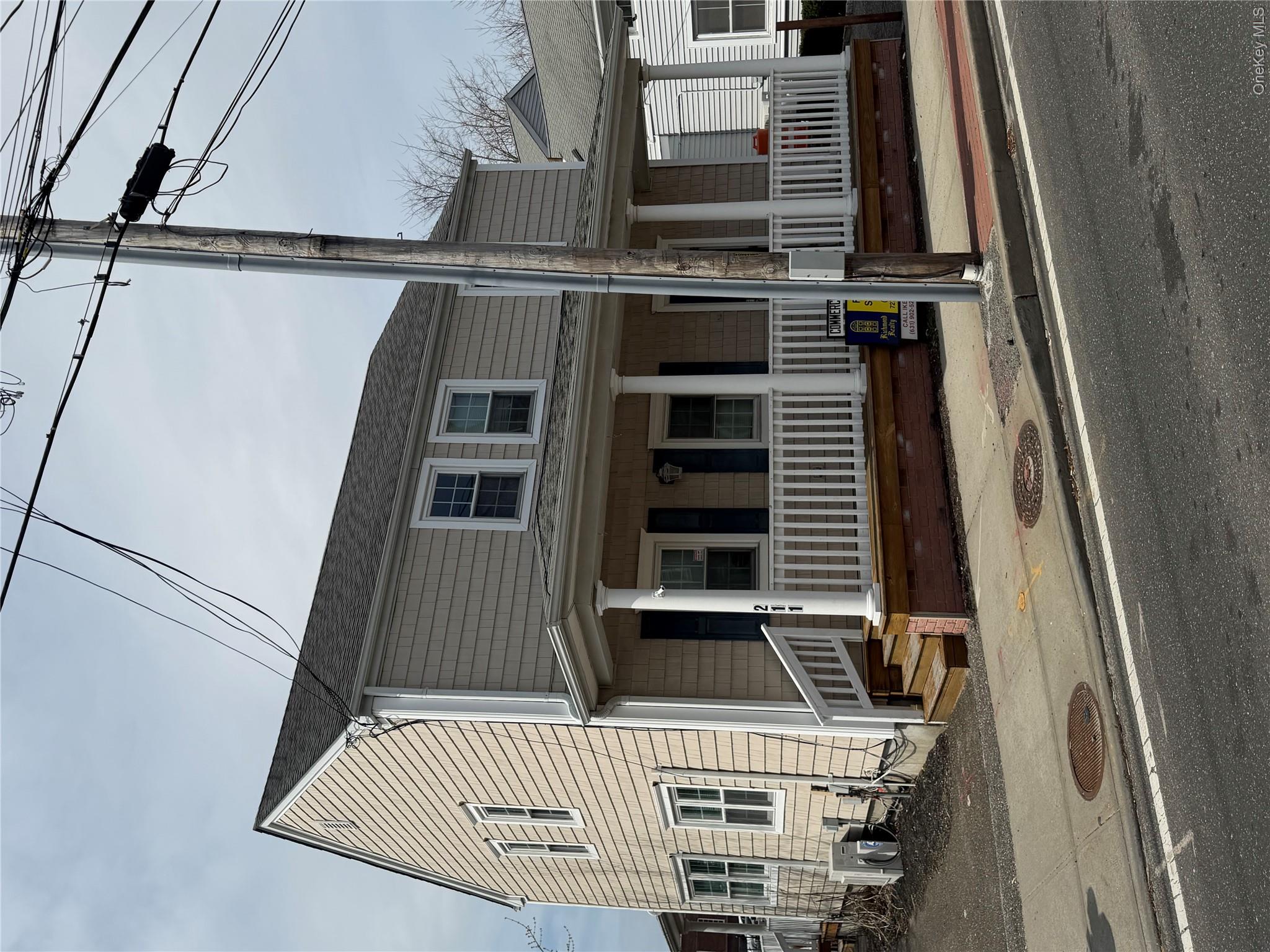 211 Roanoke Avenue Property Photo 2