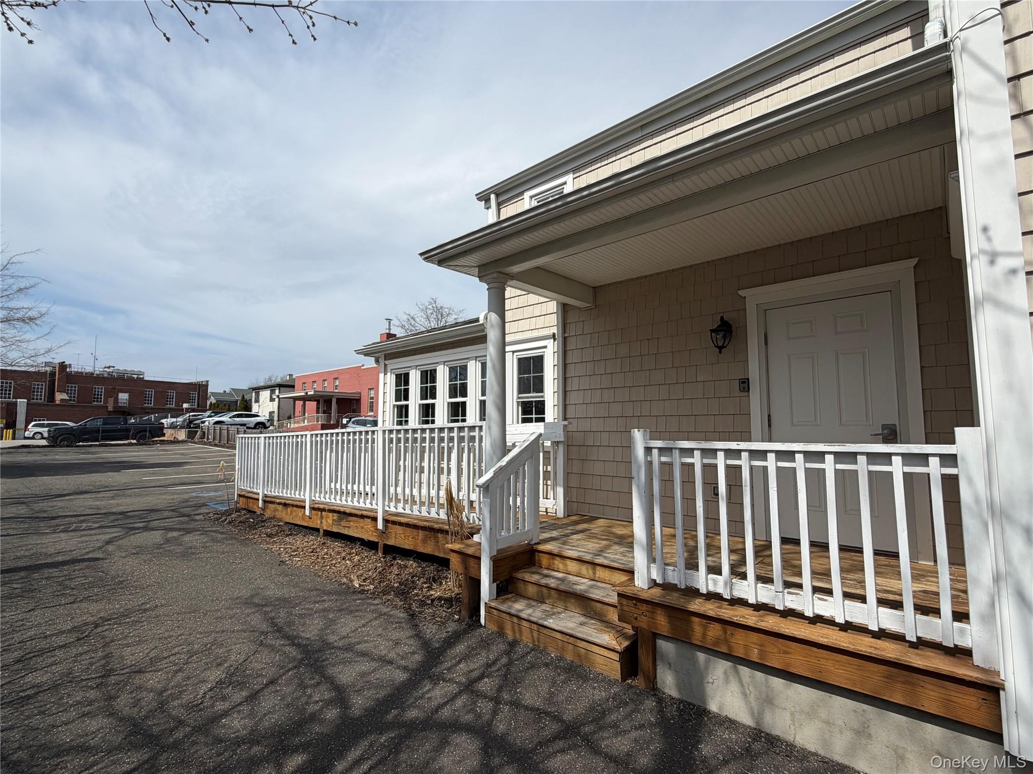 211 Roanoke Avenue Property Photo 3