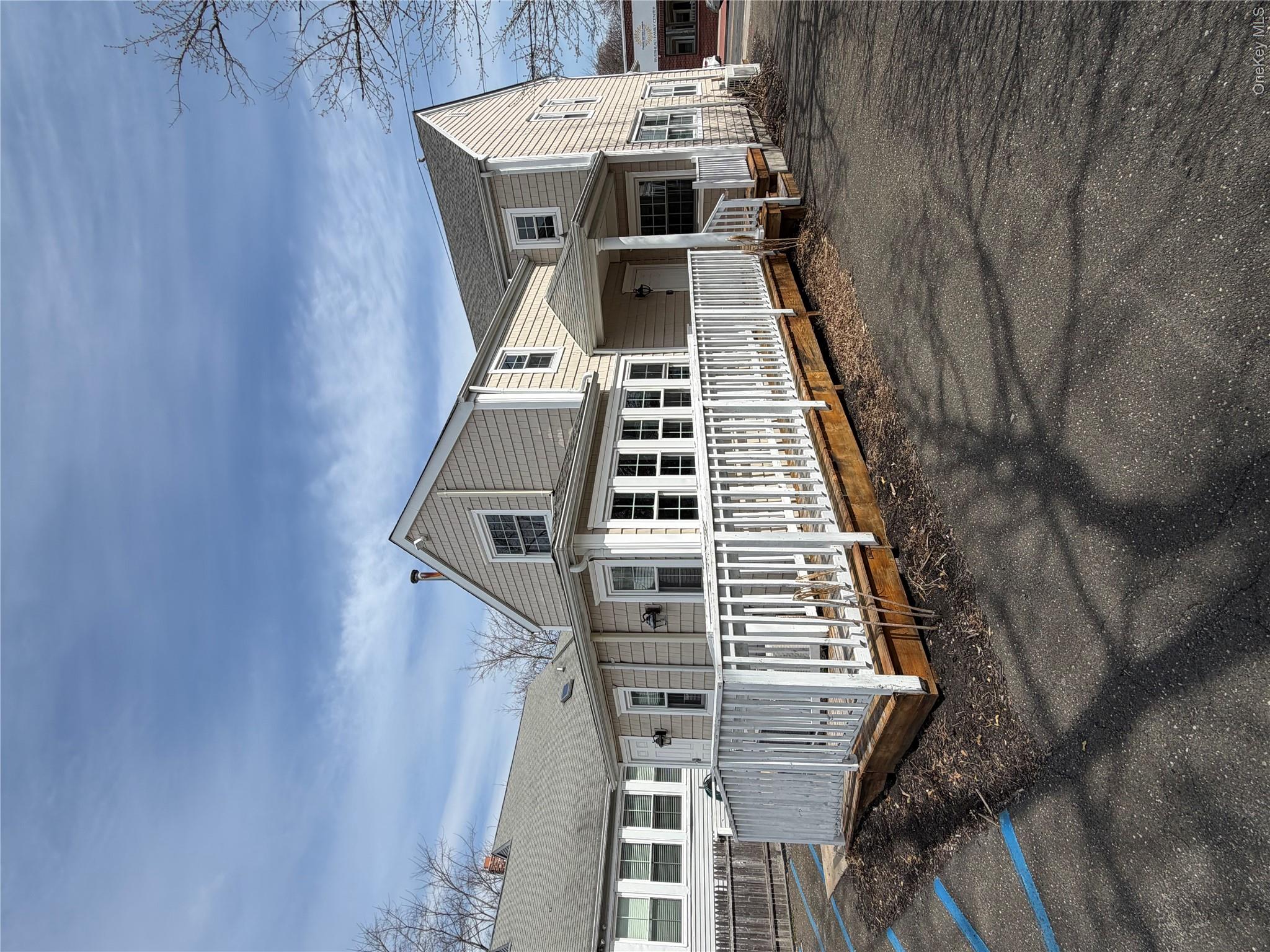 211 Roanoke Avenue Property Photo 4