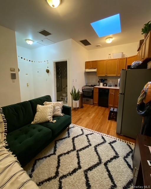 941 Manhattan Avenue Property Photo 6