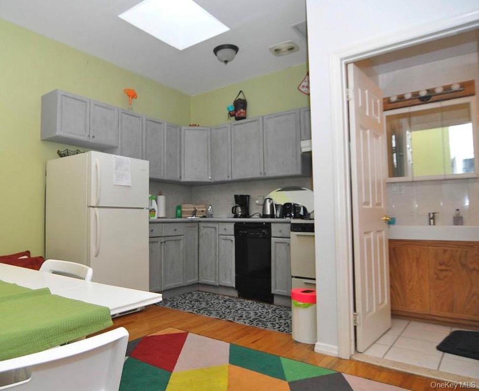 941 Manhattan Avenue Property Photo 11