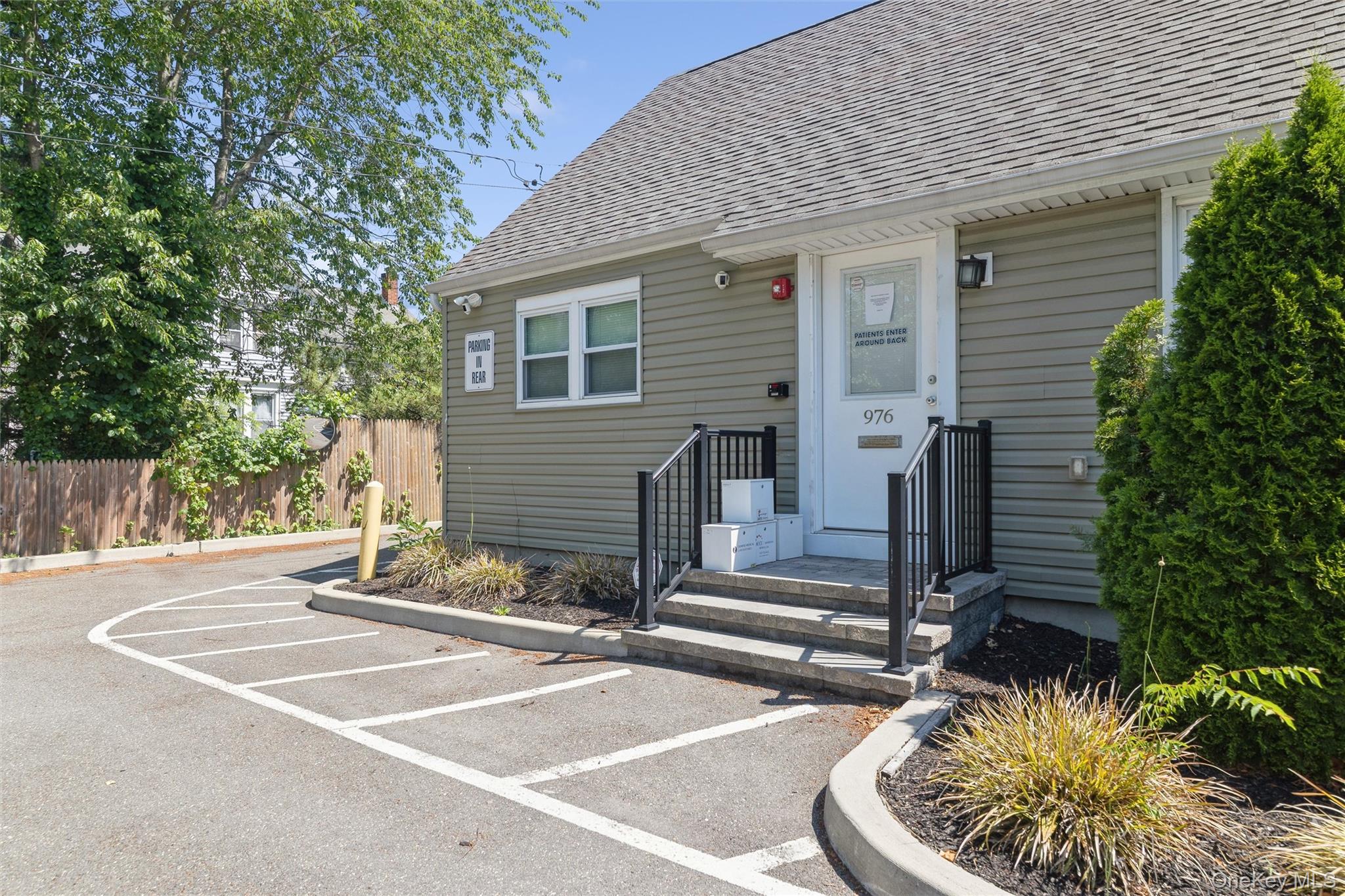 976 Roanoke Avenue Property Photo 4