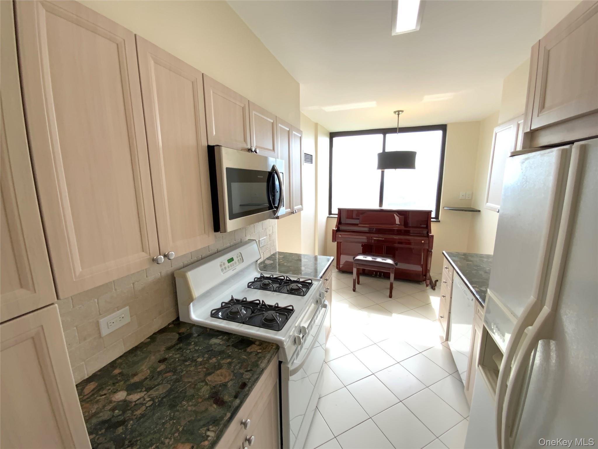 27110 Grand Central Parkway 24w Property Photo 5