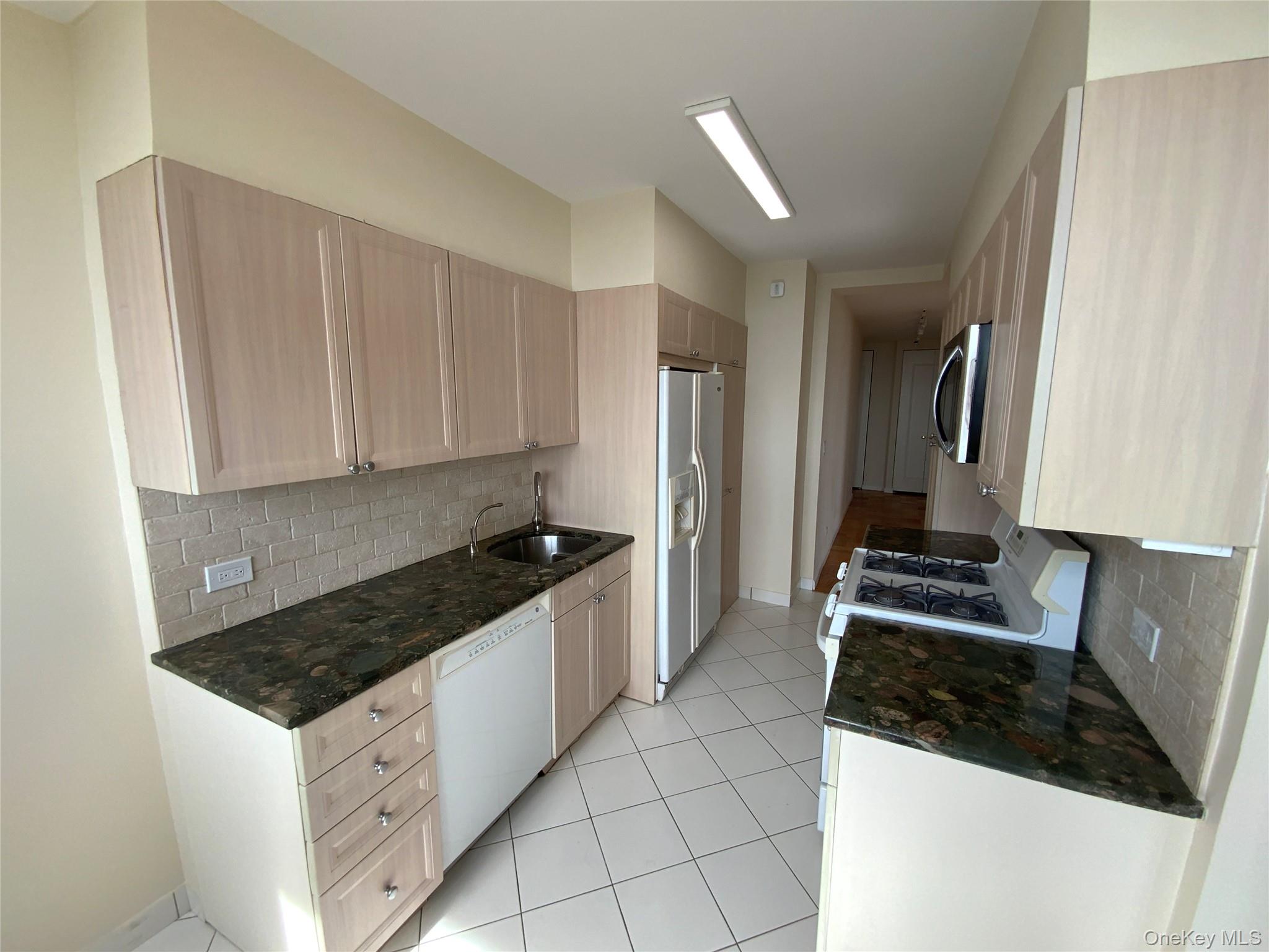 27110 Grand Central Parkway 24w Property Photo 7
