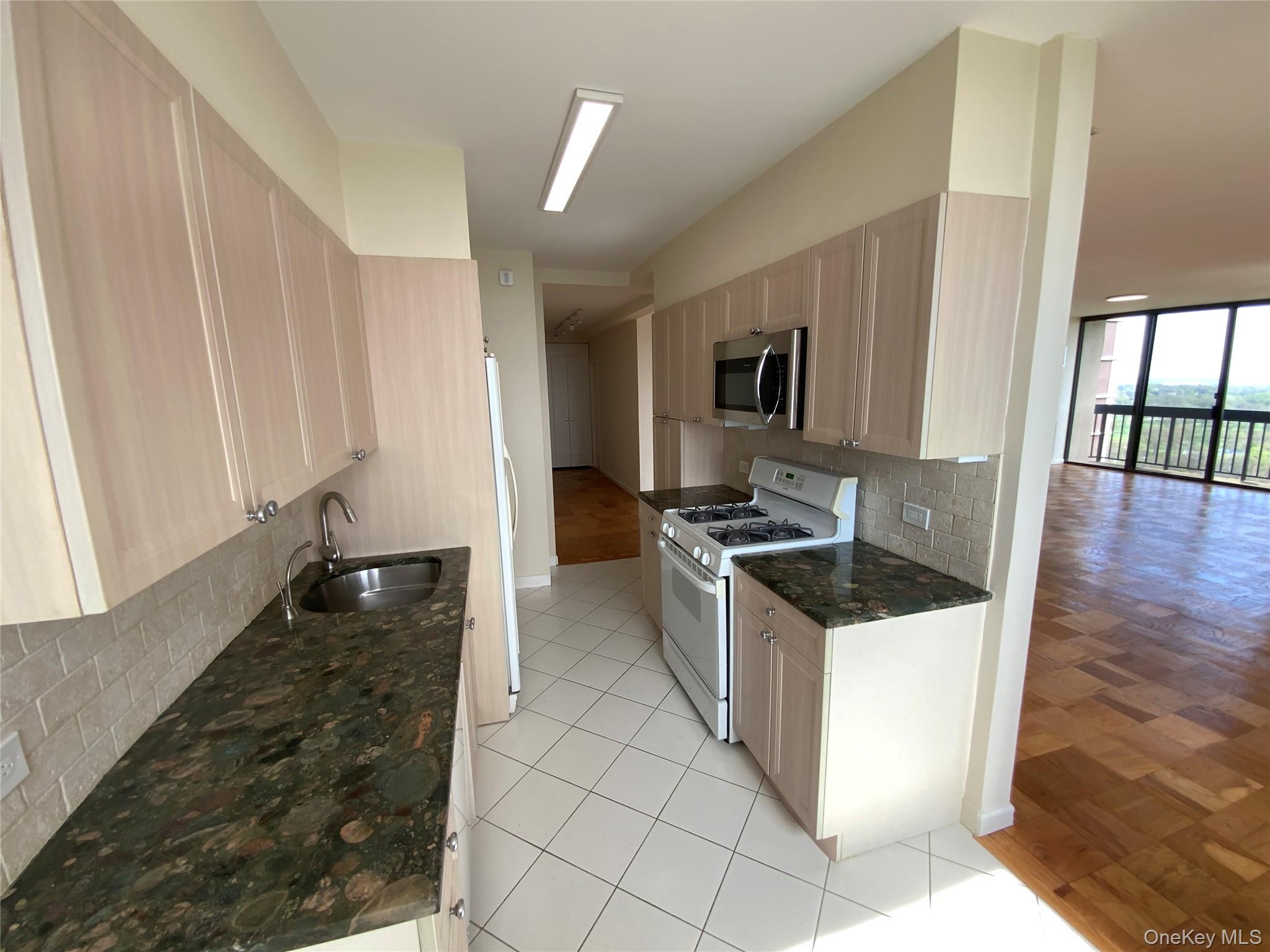 27110 Grand Central Parkway 24w Property Photo 8