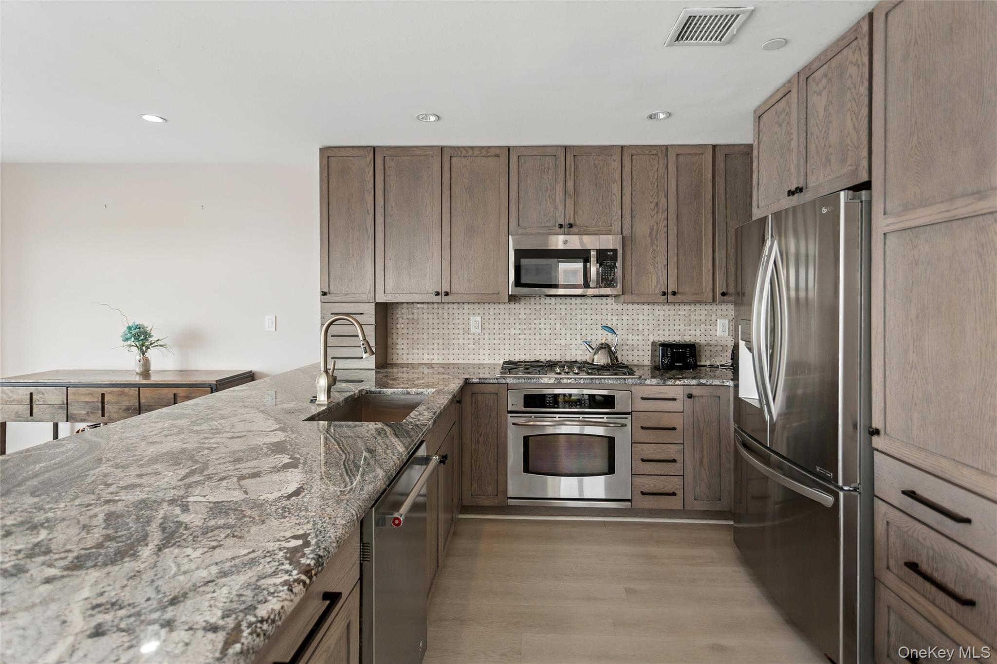 260 W Broadway 7a Property Photo 8