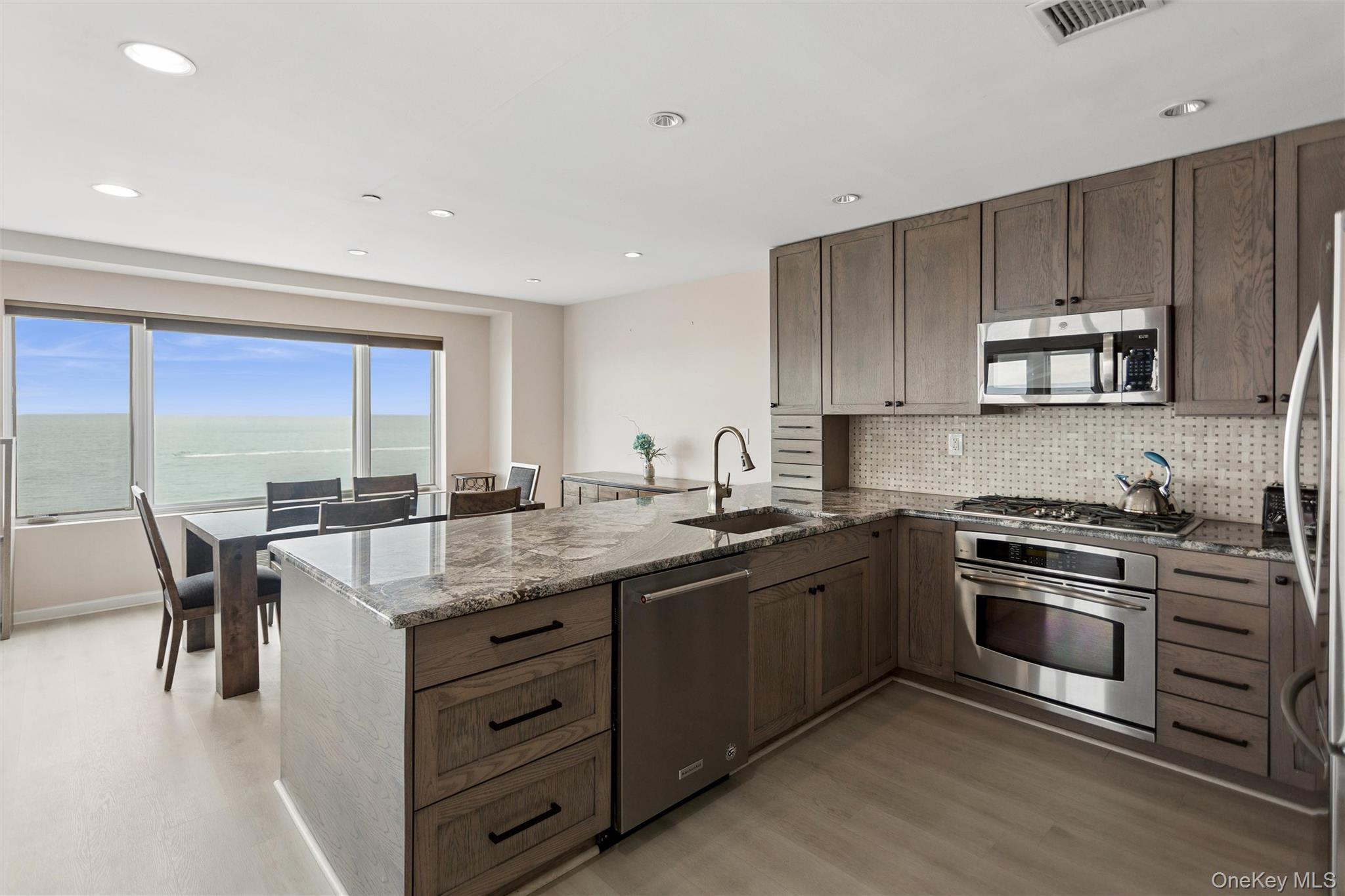 260 W Broadway 7a Property Photo 11