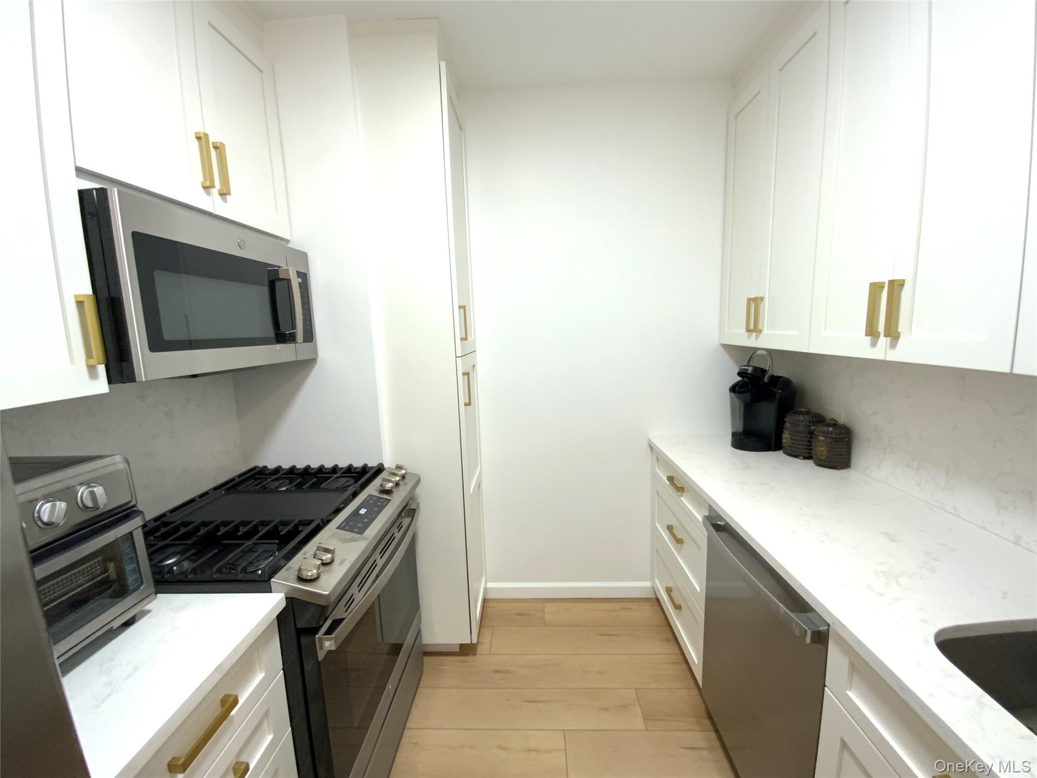 27010 Grand Central Parkway 3r Property Photo 7