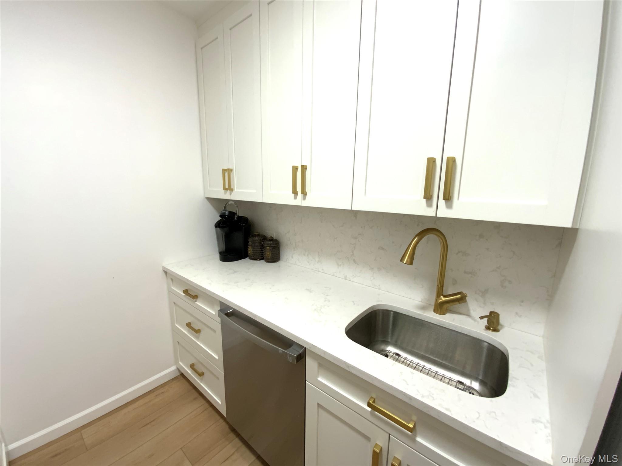 27010 Grand Central Parkway 3r Property Photo 9