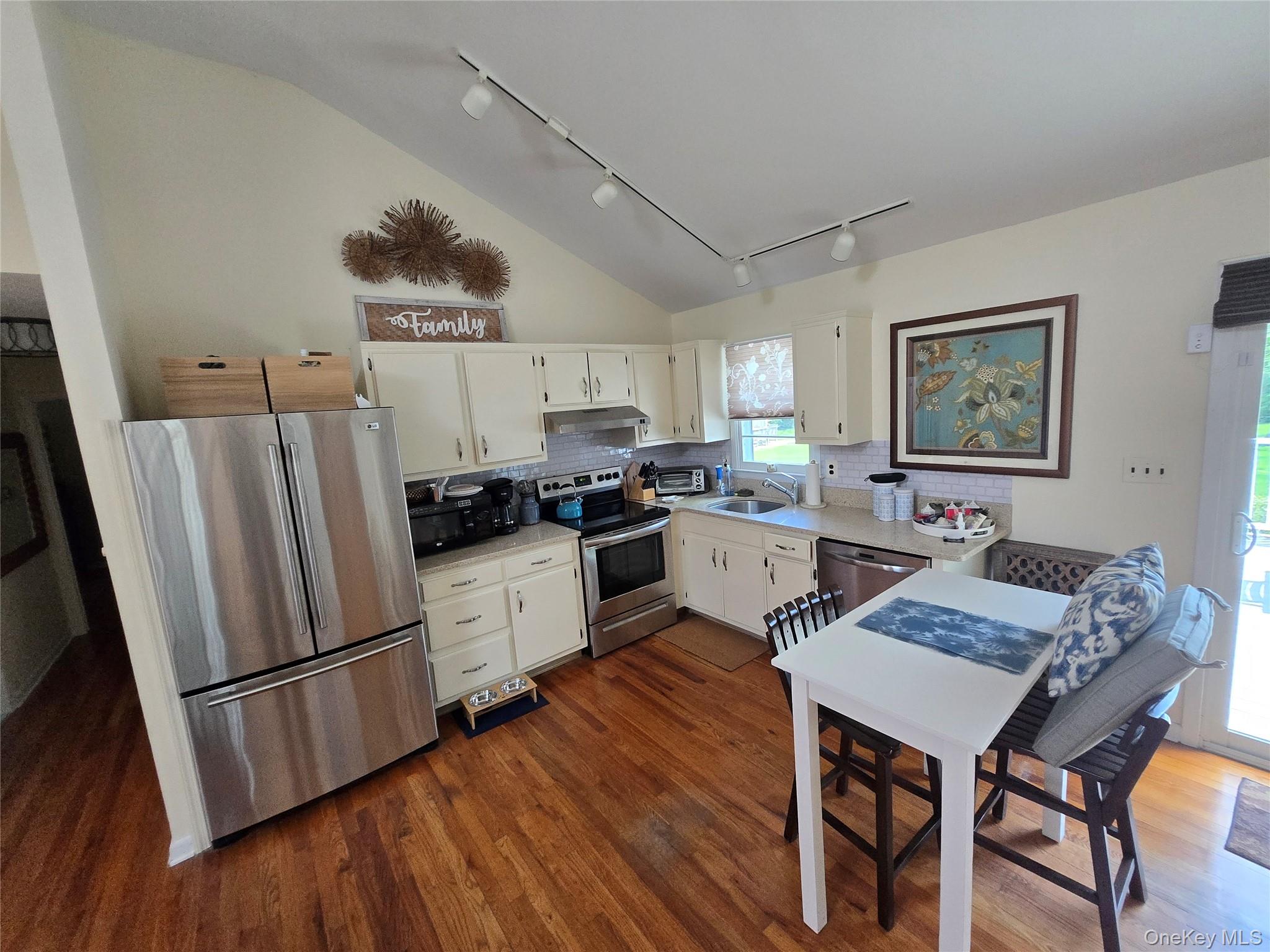 870 Noyack Road Property Photo 8