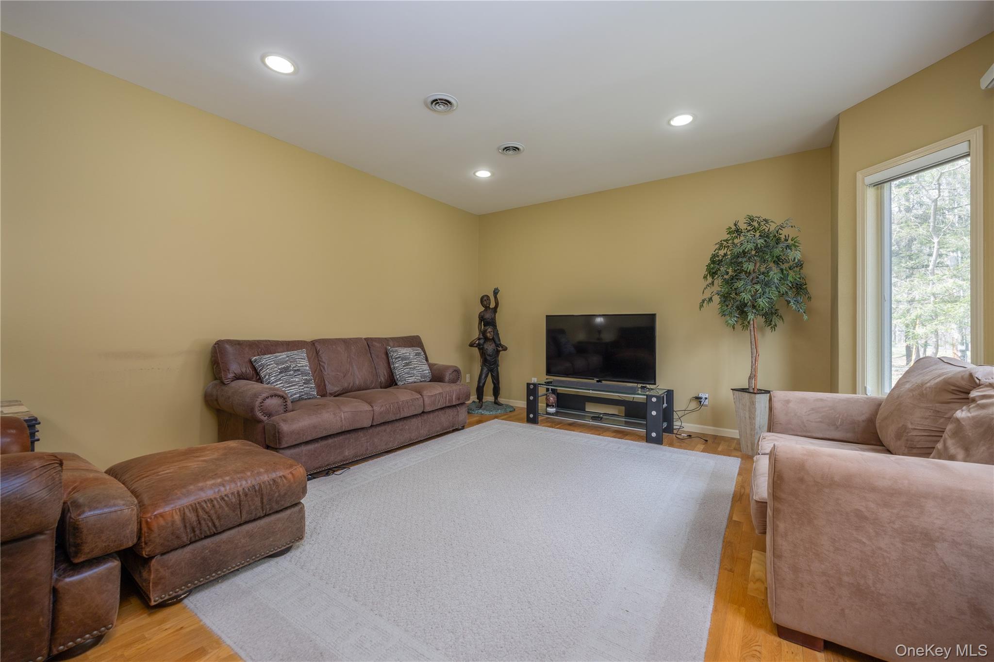 774 Haverstraw Road Property Photo 8