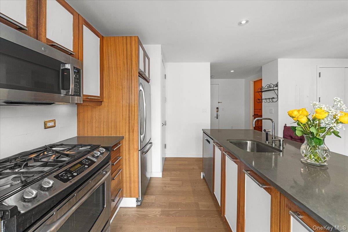 3585 Greystone Avenue 3e Property Photo 6