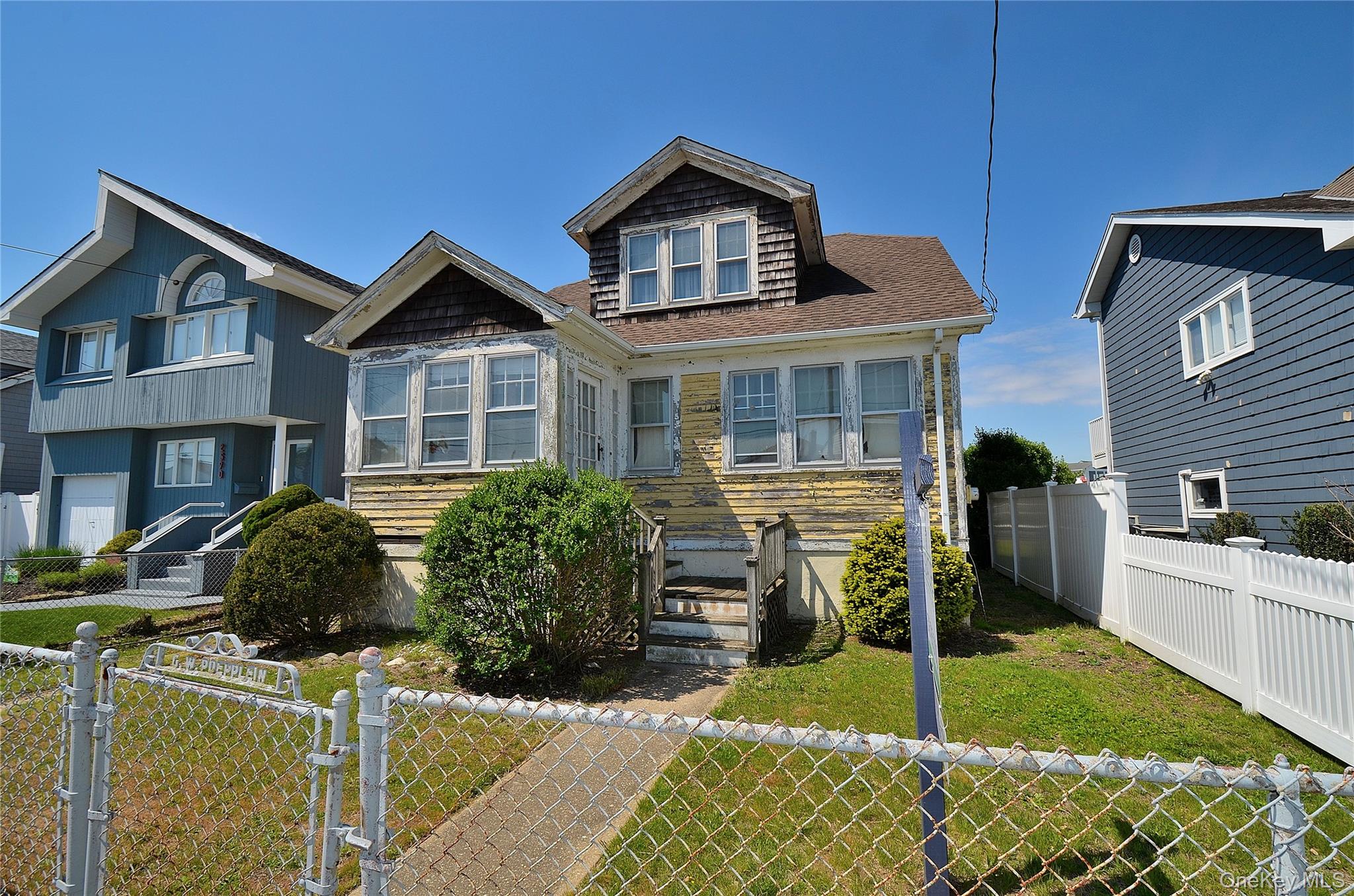 2586 Riverside Drive Property Photo 3