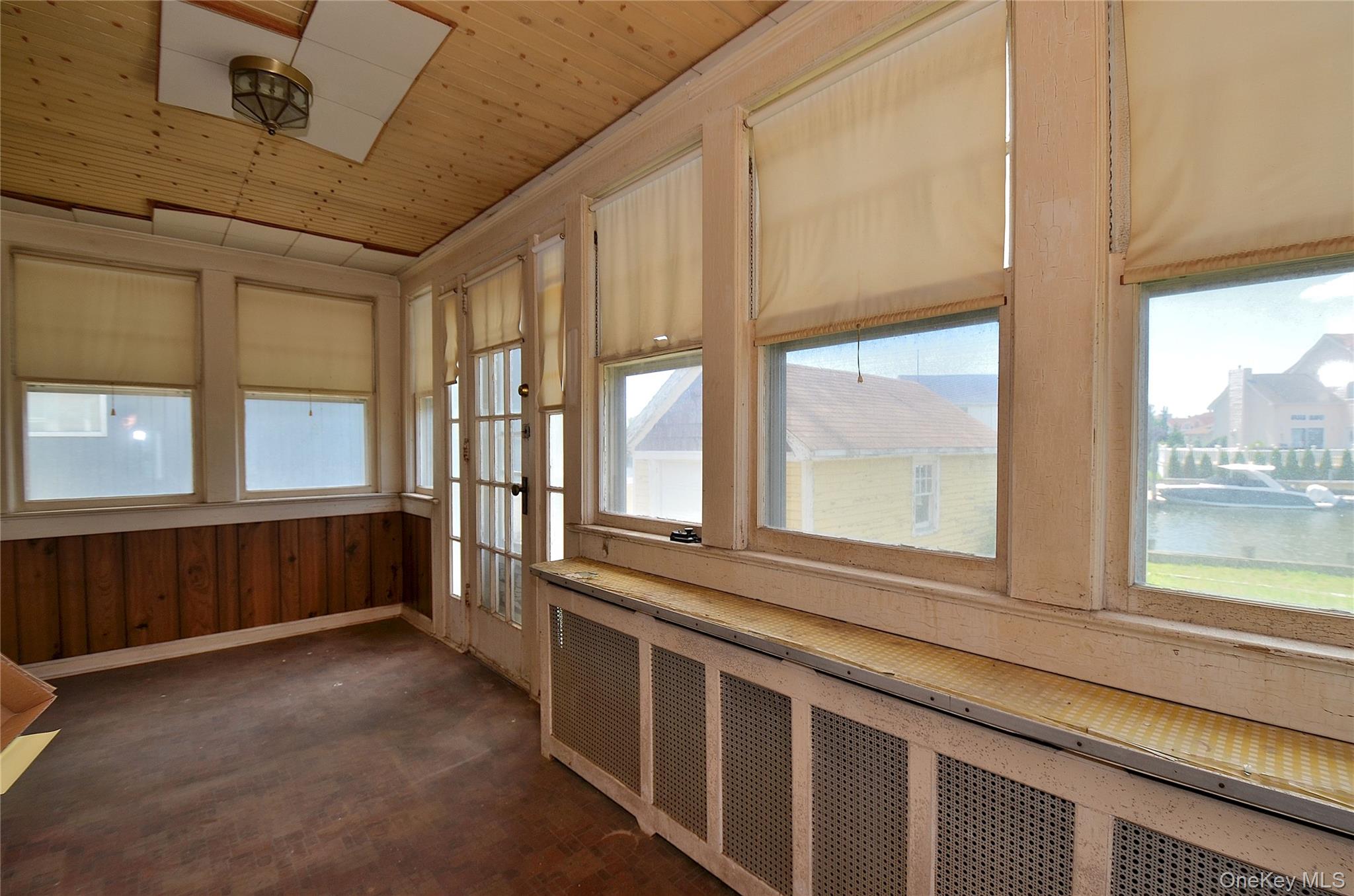 2586 Riverside Drive Property Photo 27