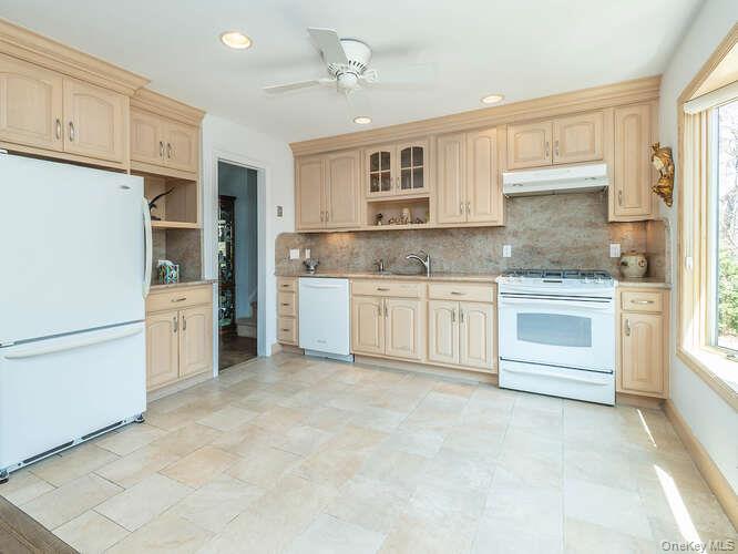 1106 Glen Cove Avenue Property Photo 13