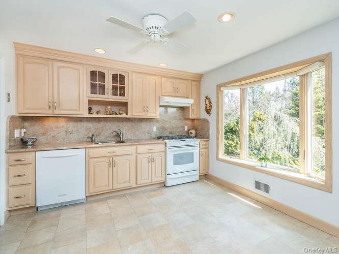 1106 Glen Cove Avenue Property Photo 14