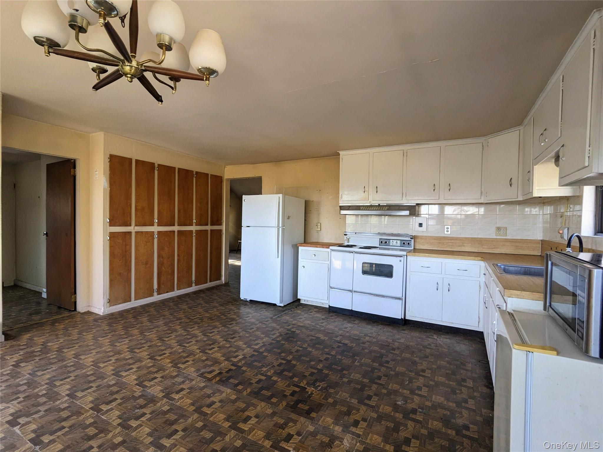 33 E Tusten Place Property Photo 10
