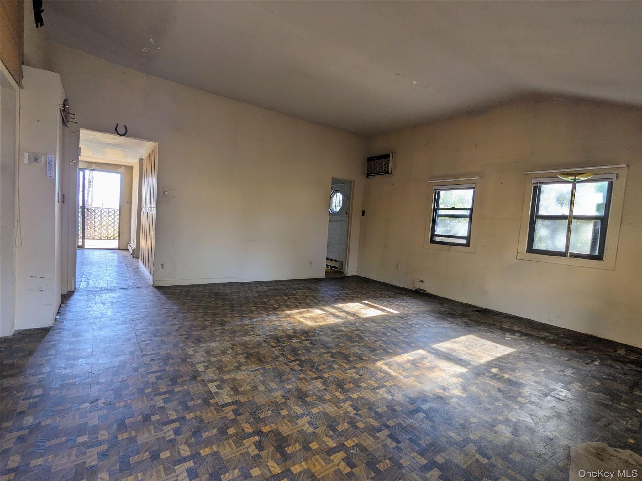 33 E Tusten Place Property Photo 16