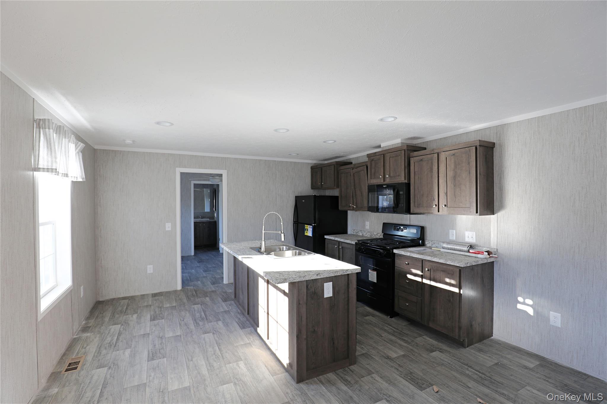 414 Joslen Boulevard 1 Property Photo 2