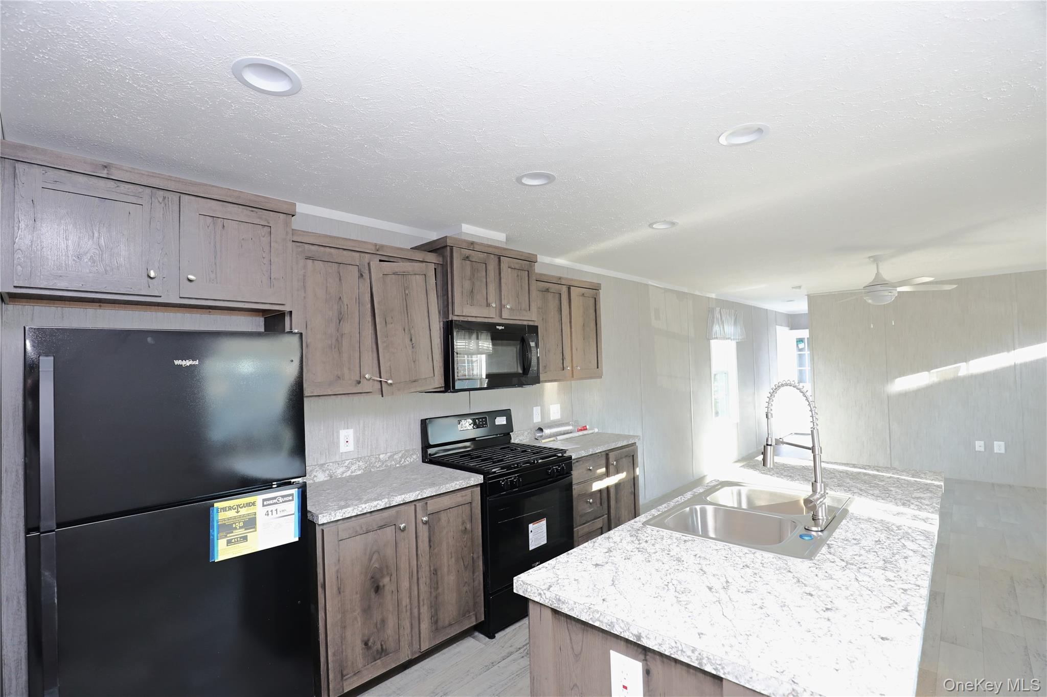 414 Joslen Boulevard 1 Property Photo 3
