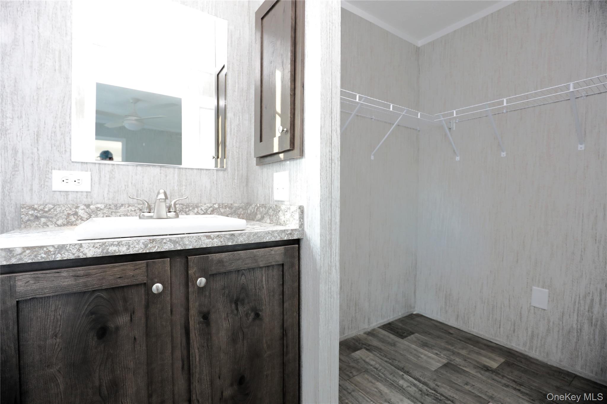 414 Joslen Boulevard 1 Property Photo 6
