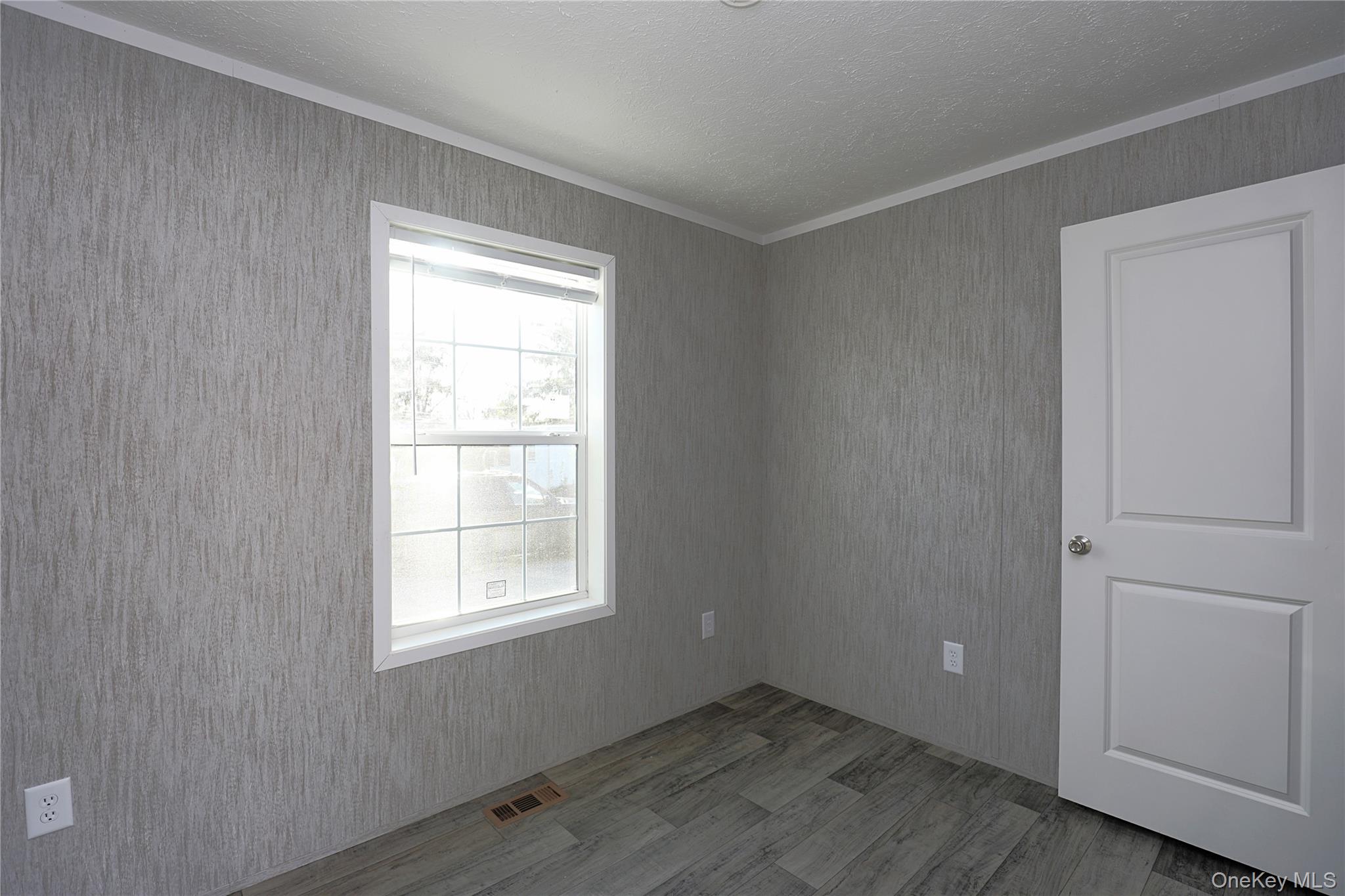 414 Joslen Boulevard 1 Property Photo 9