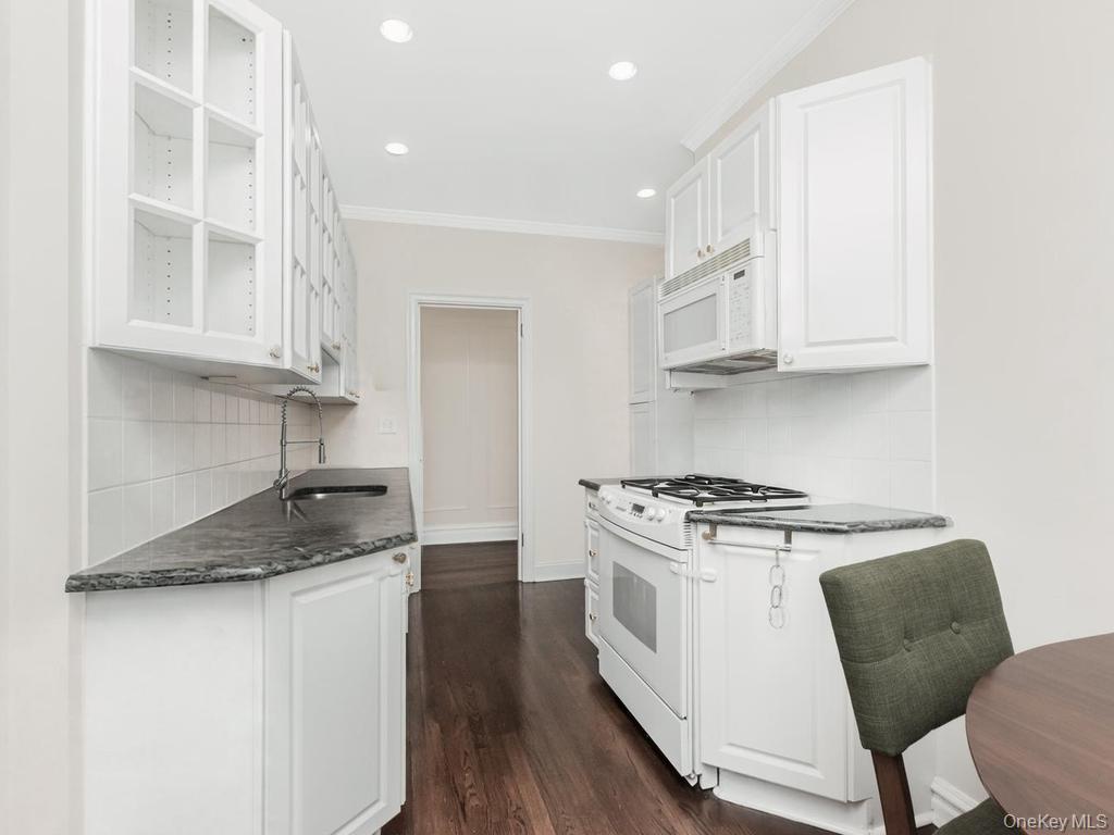 1440 Midland Avenue 5c Property Photo 4
