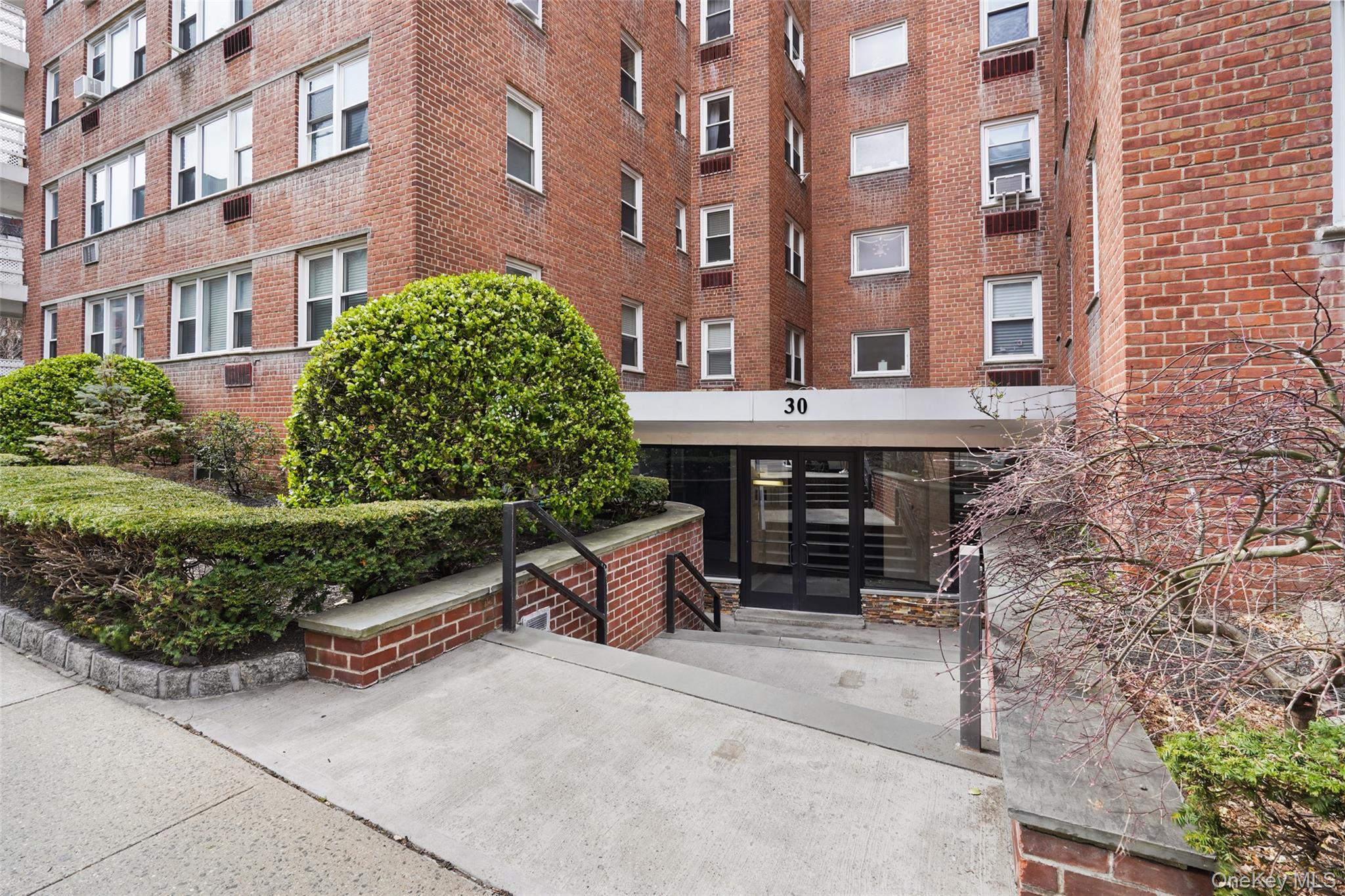 30 E Hartsdale Avenue 1h Property Photo 7
