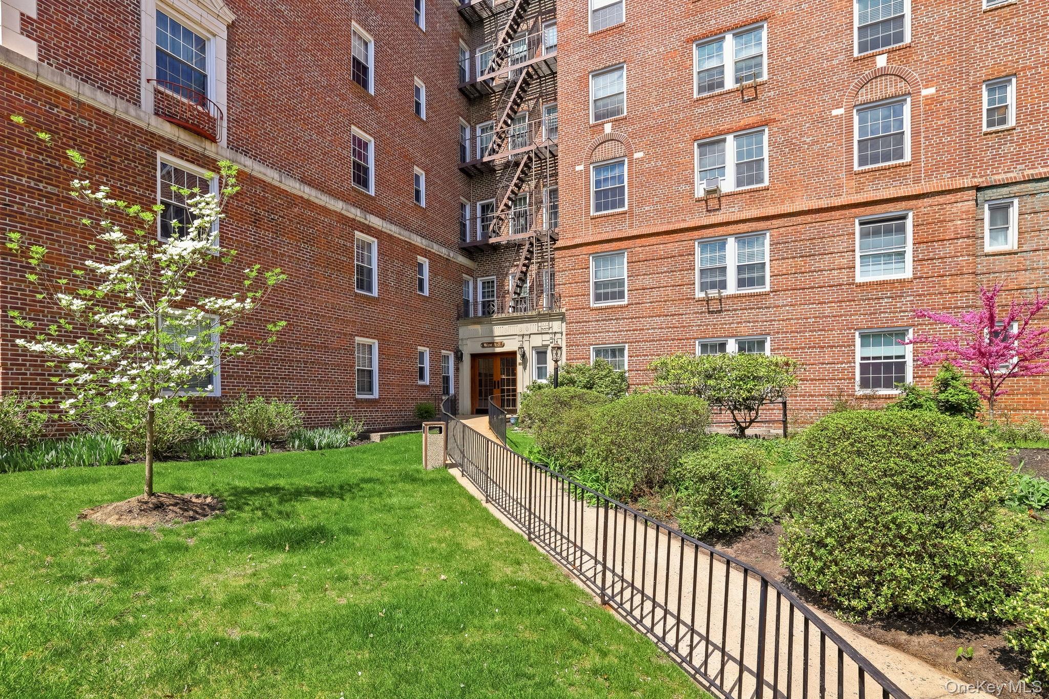 300 S Broadway 3D Property Photo 1