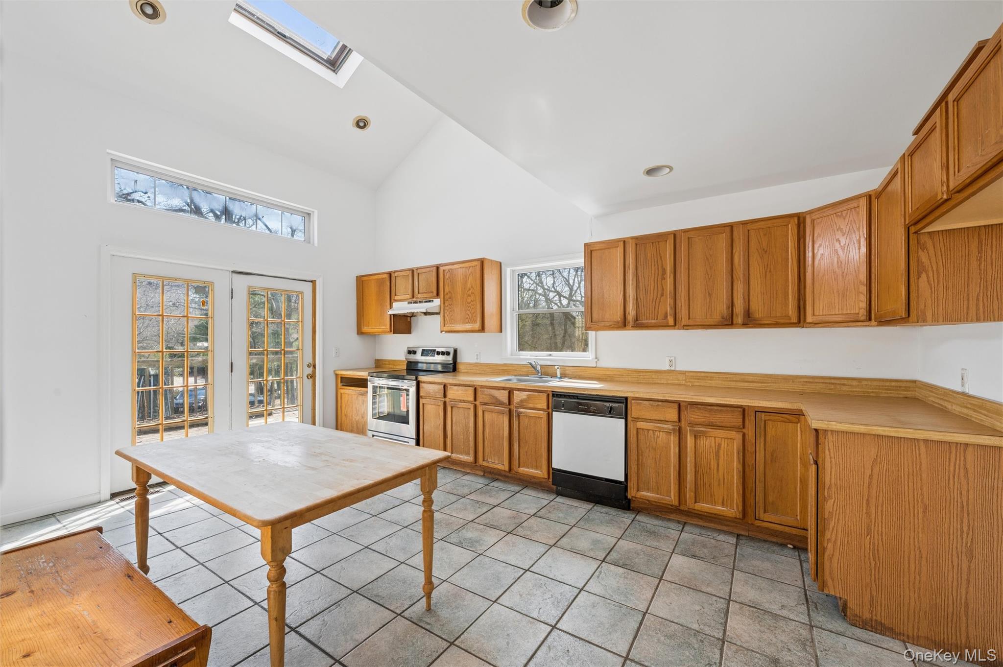 221 E Montauk Highway Property Photo 6