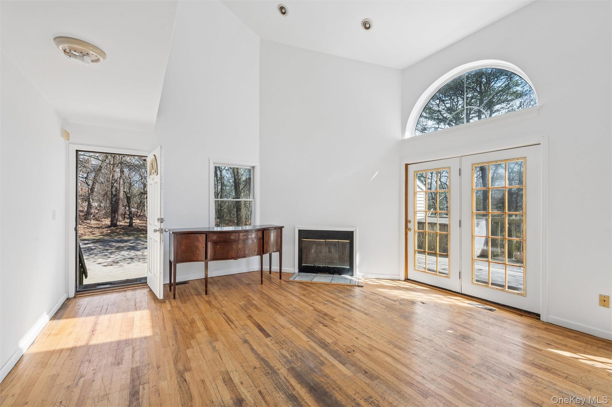 221 E Montauk Highway Property Photo 11