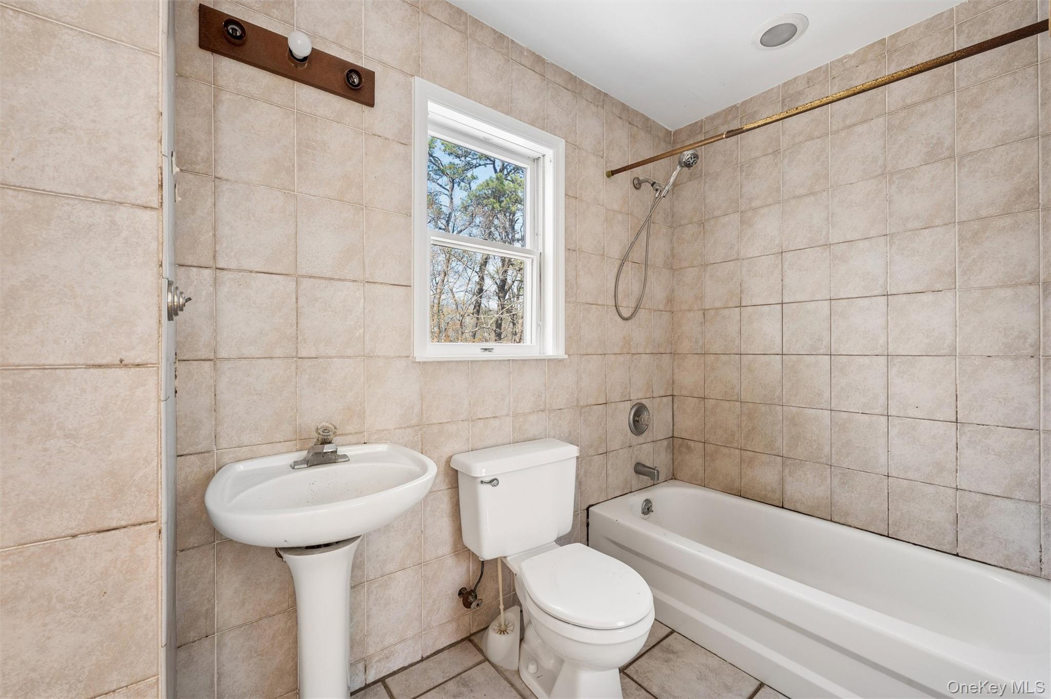 221 E Montauk Highway Property Photo 20