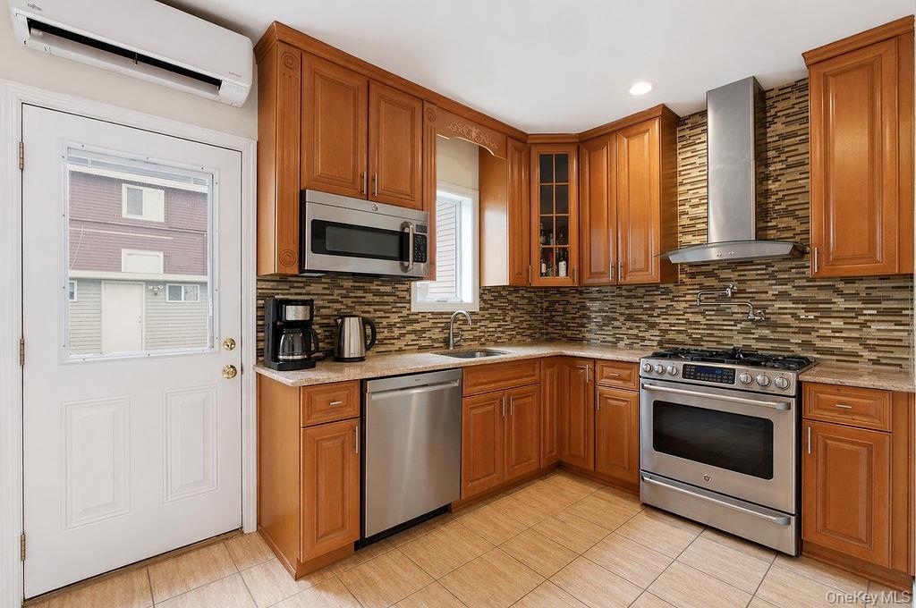 550 Cross Bay Boulevard Property Photo 2
