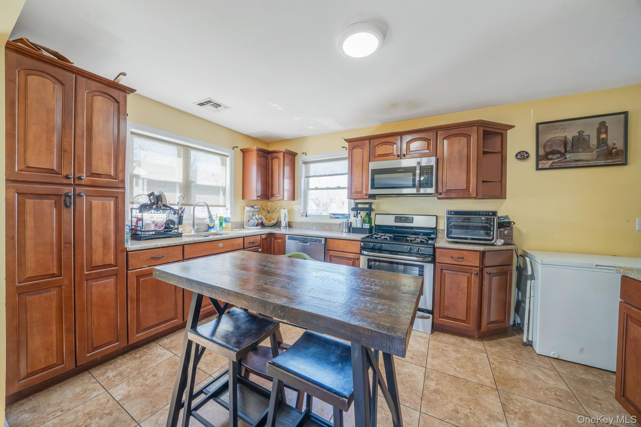 82 E Seacrest Avenue Property Photo 4