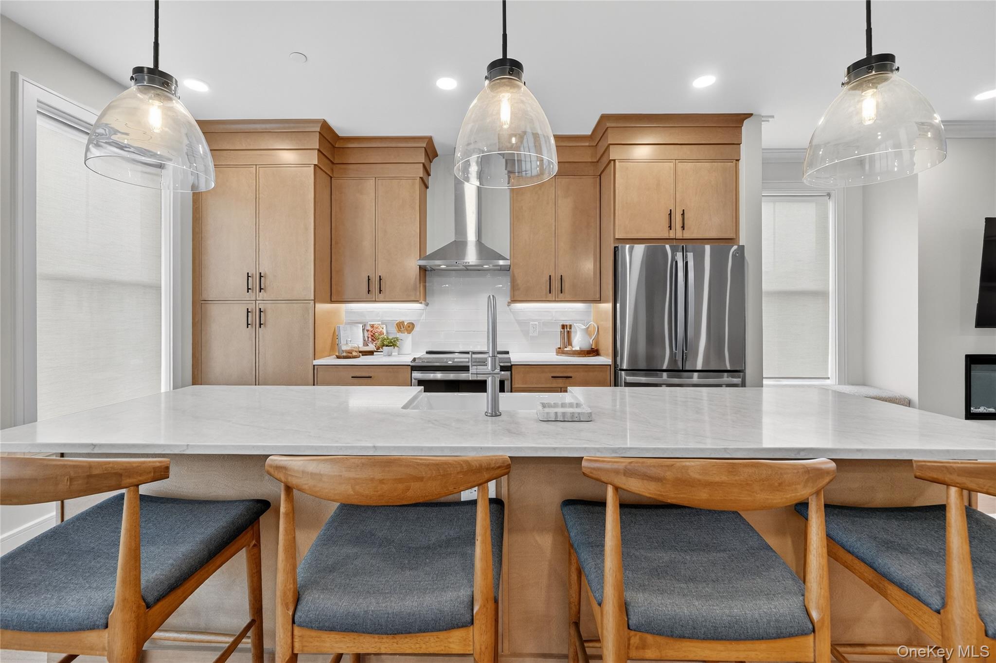 1833 Soundview Court Property Photo 4