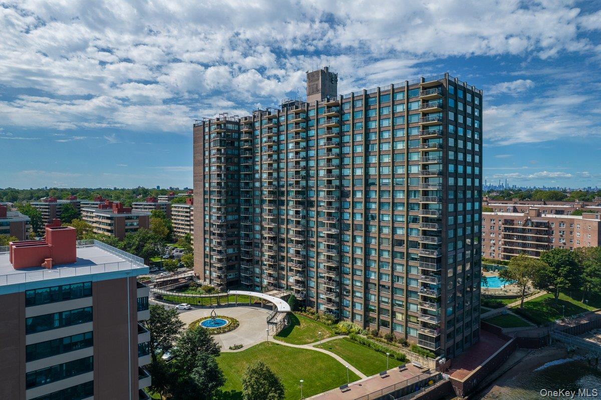 166-25 Powells Cove Boulevard 15d Property Photo 2