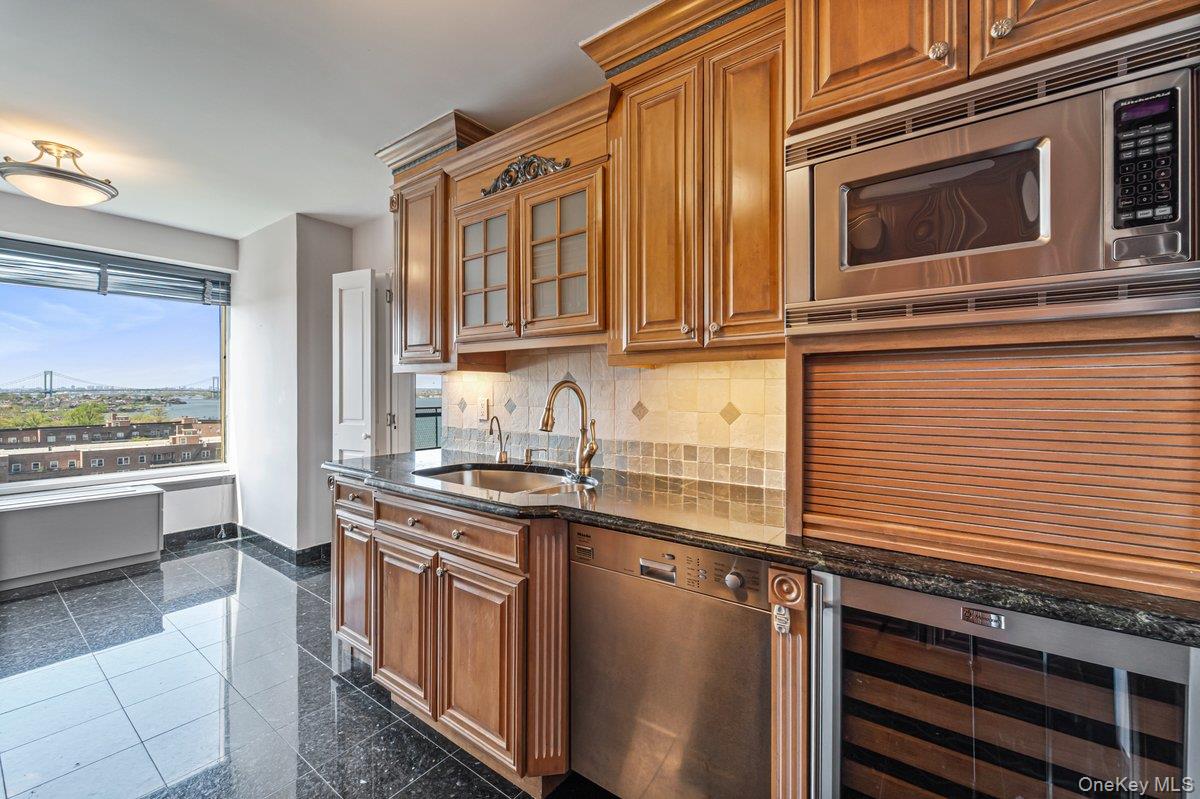 166-25 Powells Cove Boulevard 15d Property Photo 32