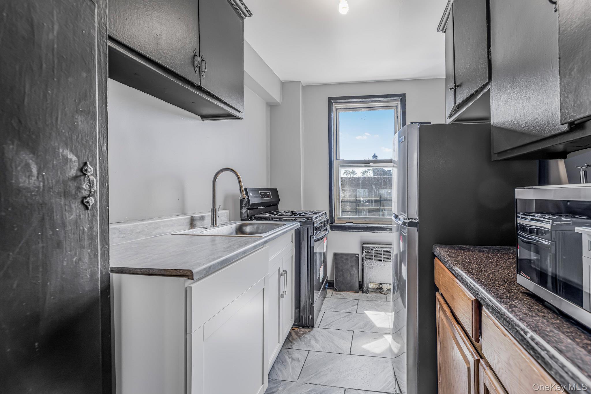 150 Ravine Avenue 3b Property Photo 6