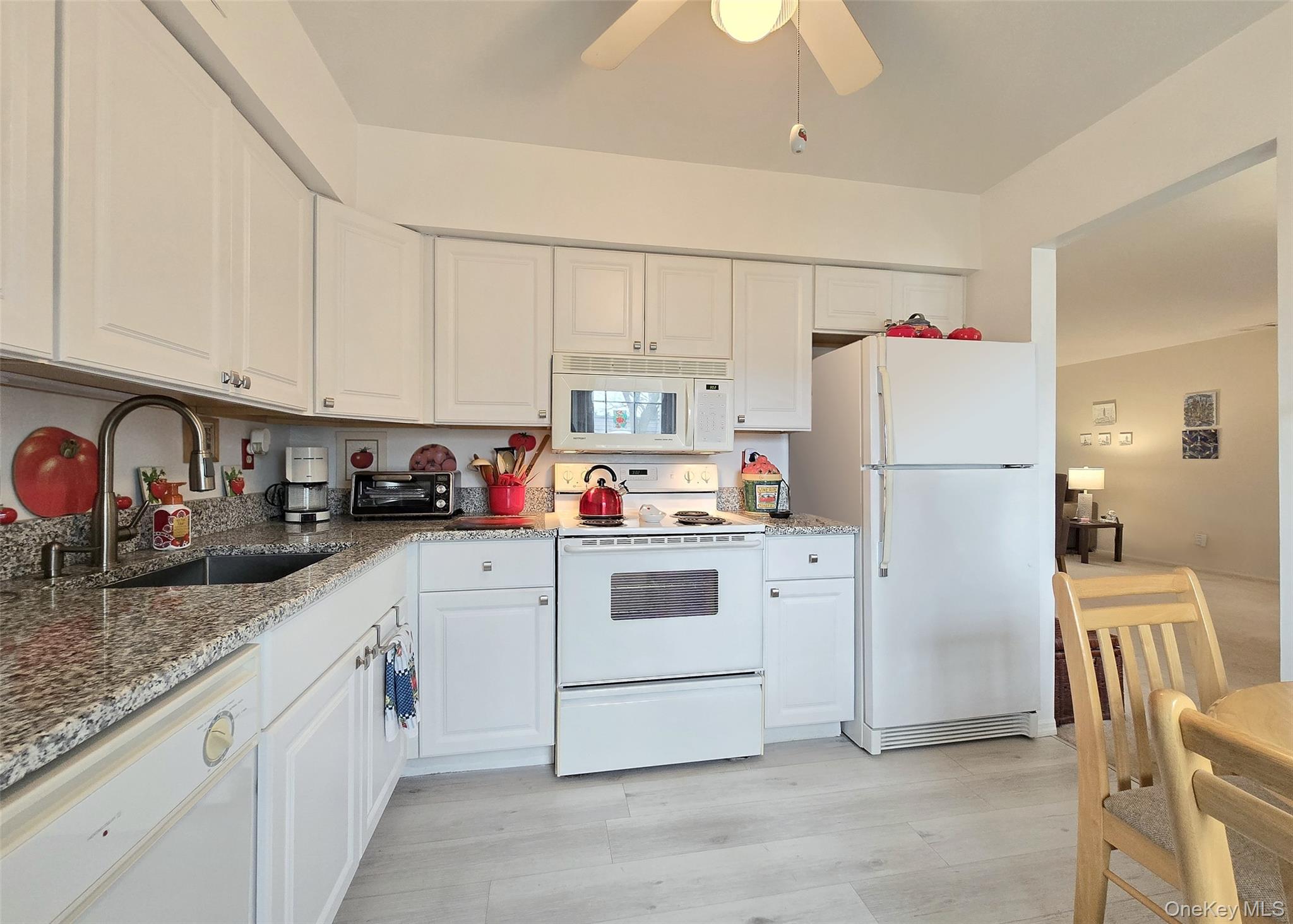 655 Middle Country Road 2-2e2 Property Photo 6