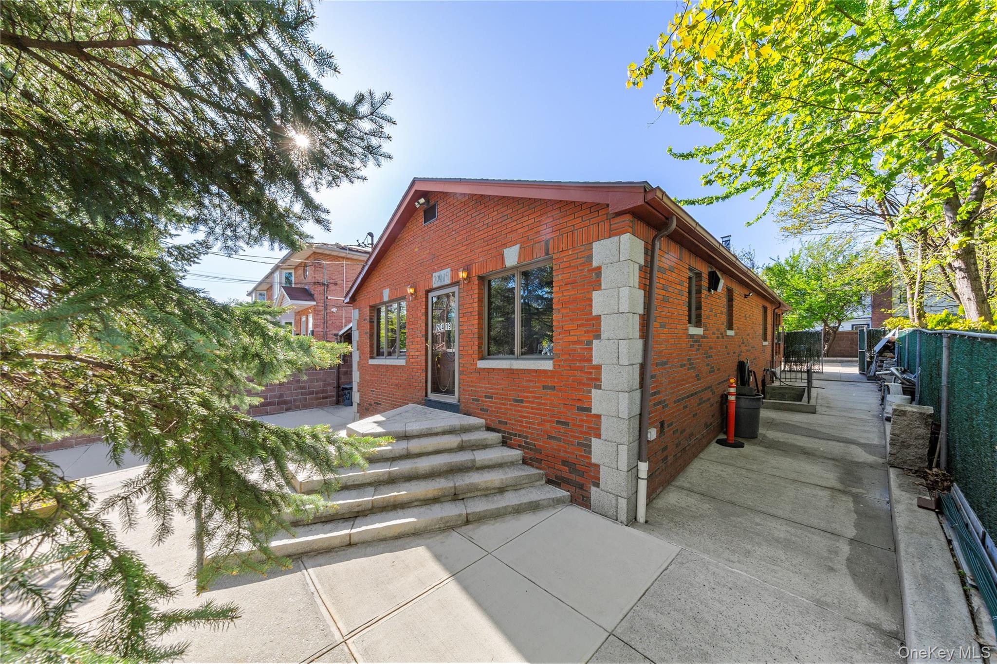 204-19 46 Road Property Photo 2