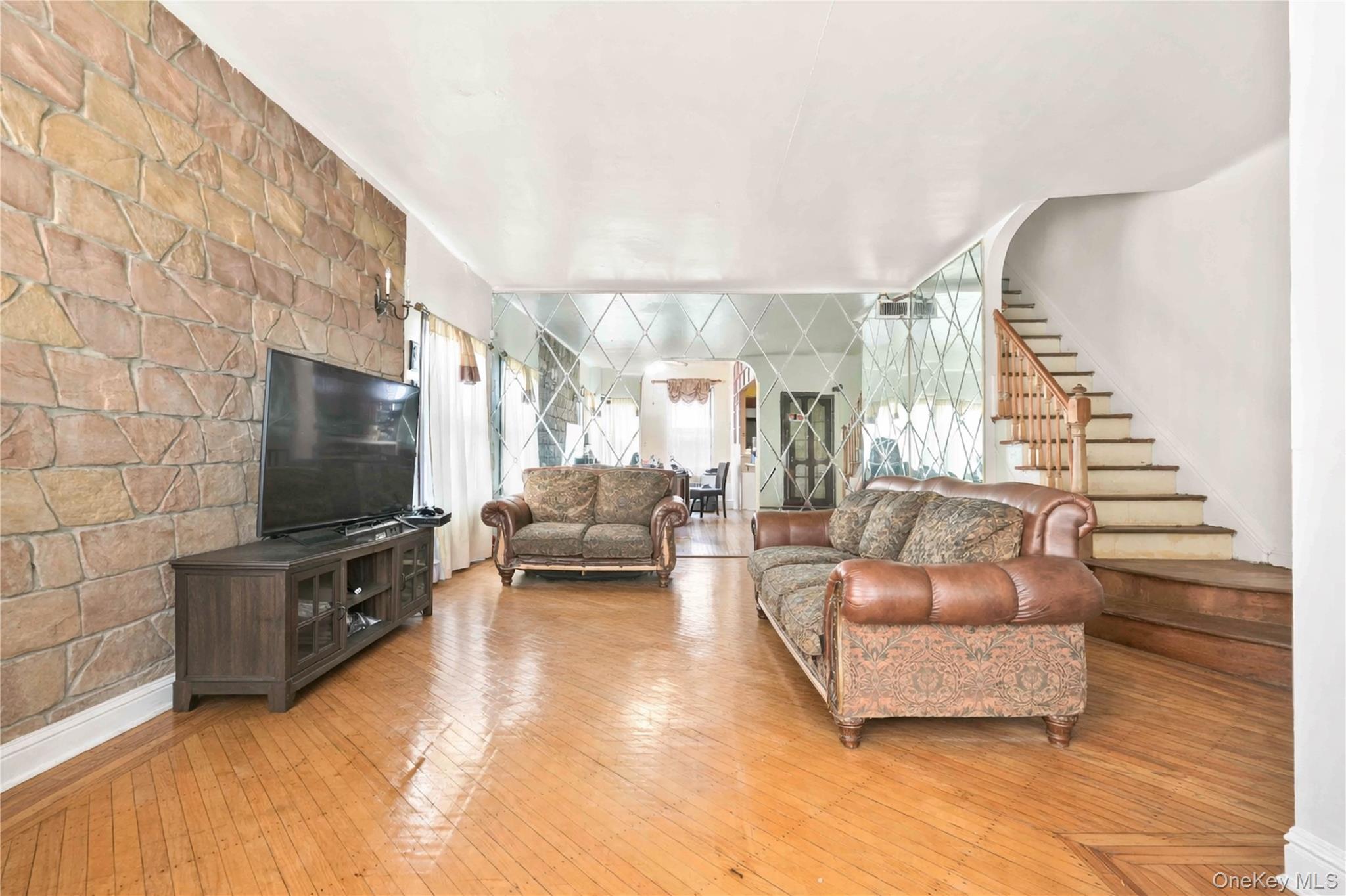 224 E 55th Street Property Photo 3