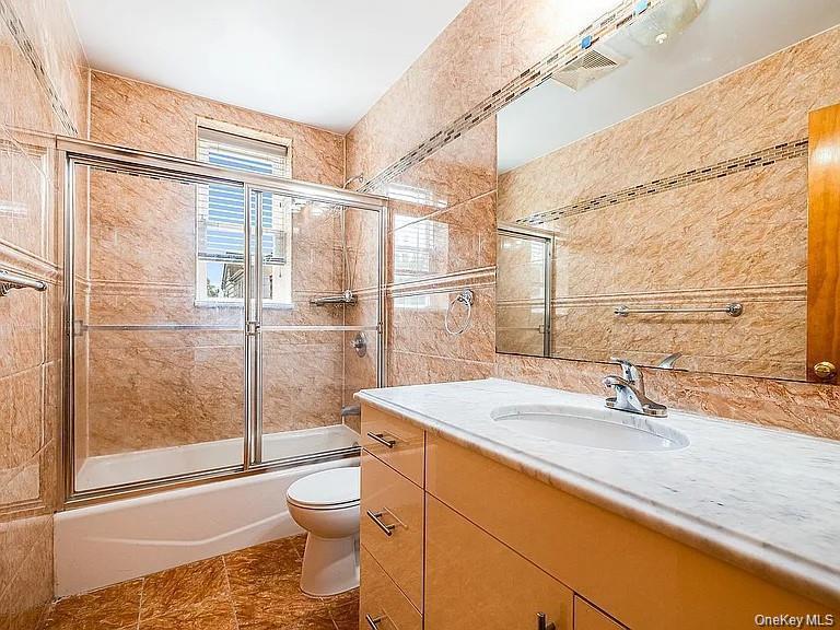 6-12 125th Street Property Photo 4