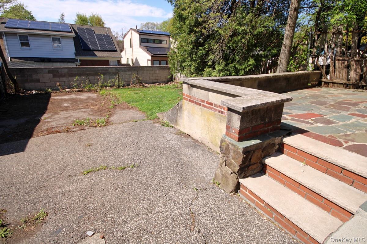 1051 Victory Boulevard Property Photo 4
