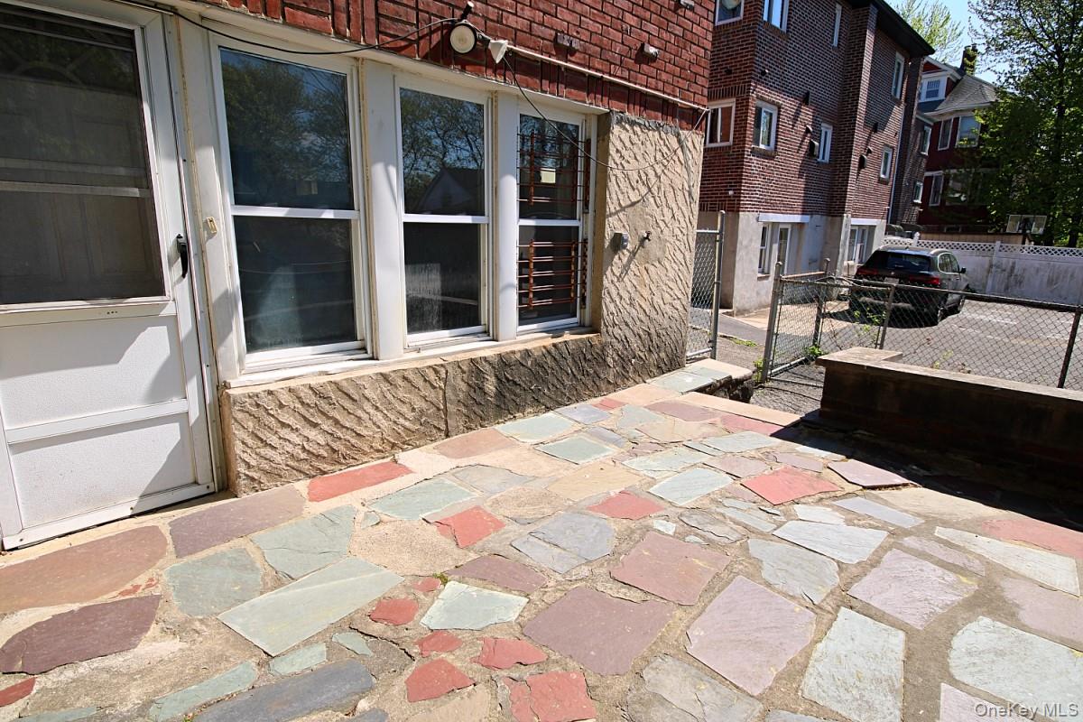 1051 Victory Boulevard Property Photo 6