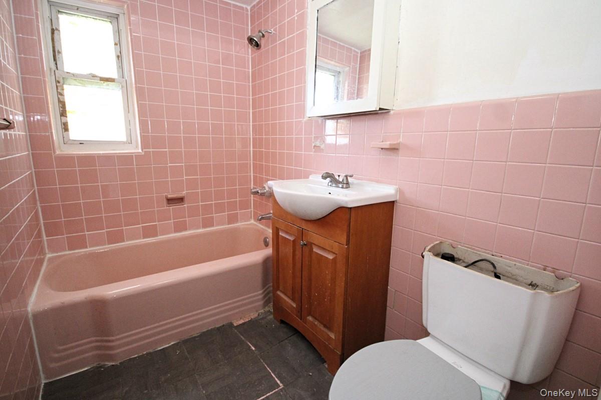 1051 Victory Boulevard Property Photo 9